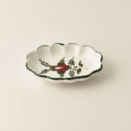 Oval scalloped party favour, 13.5 x 10 cm