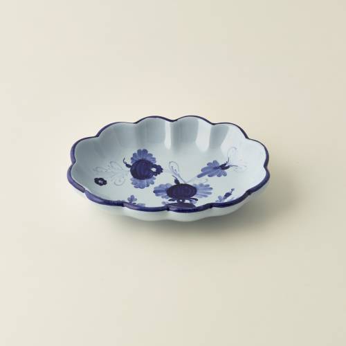 Oval scalloped party favour, 13.5 x 10 cm