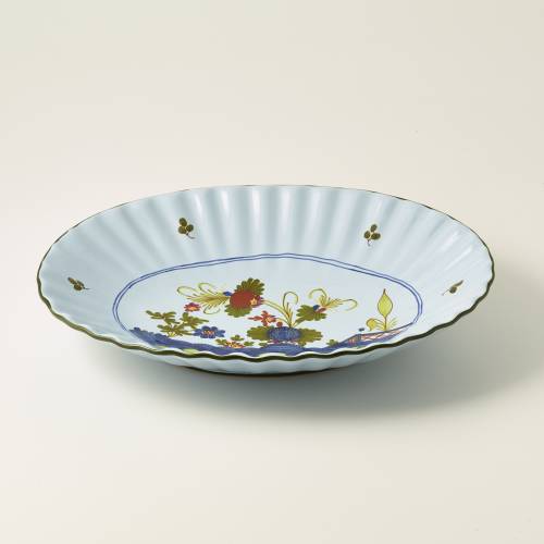 Medium oval moulded bowl, 32 x 25 cm