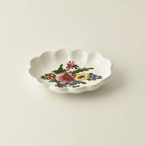 Oval scalloped party favour, 13.5 x 10 cm