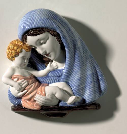 Madonnina col Bambino. Dimensioni: 21 x 22,5 x 6,5 cm. 