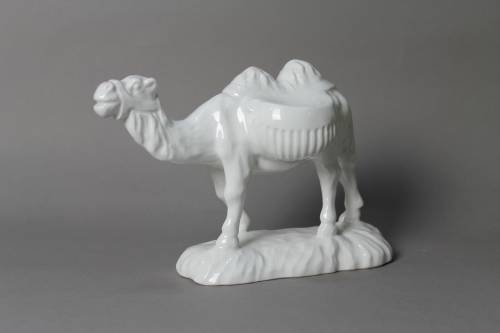 Cammello. Statua smaltata bianca, dimensione grande. 