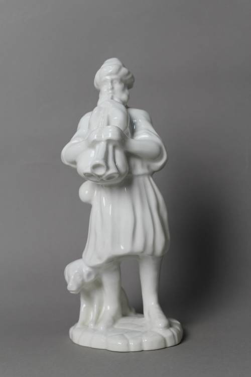 Pastore con cornamusa. Statua smaltata bianca, dimensione grande. 