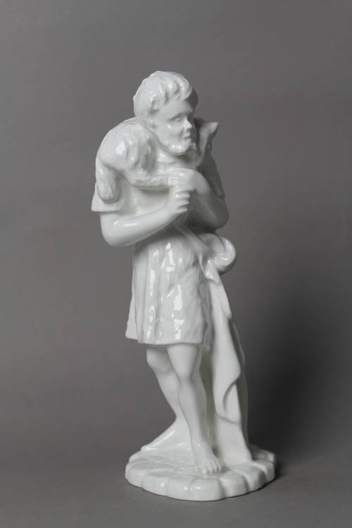 Pastore con pecora in spalla. Statua smaltata bianca, dimensione grande.