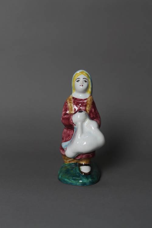 Pastorella con pecora. Statua a colori, dimensione piccola. 