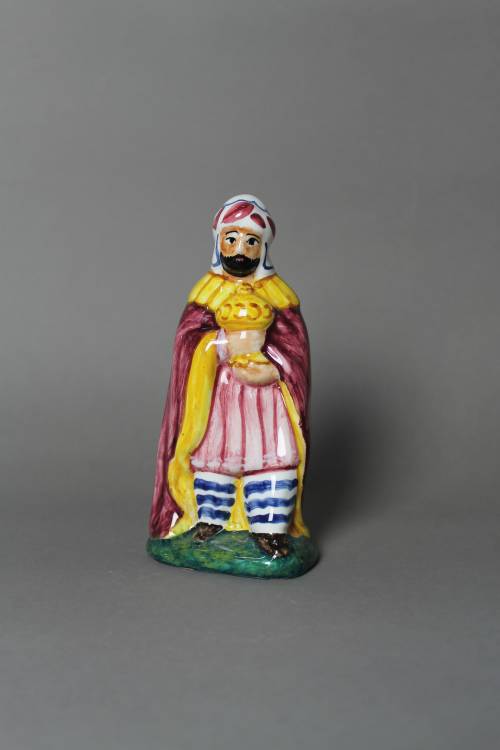 Re Magio incenso in piedi. Statua a colori, dimensione piccola. 