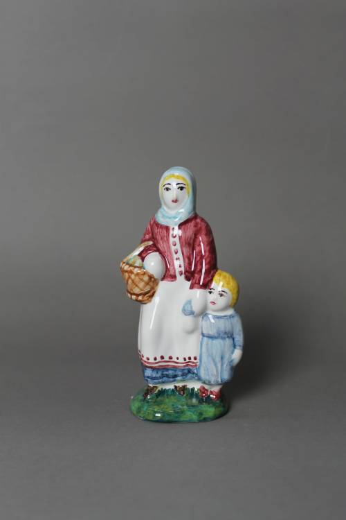 Donna con bambino e cesto.Statua a colori, dimensione piccola. 